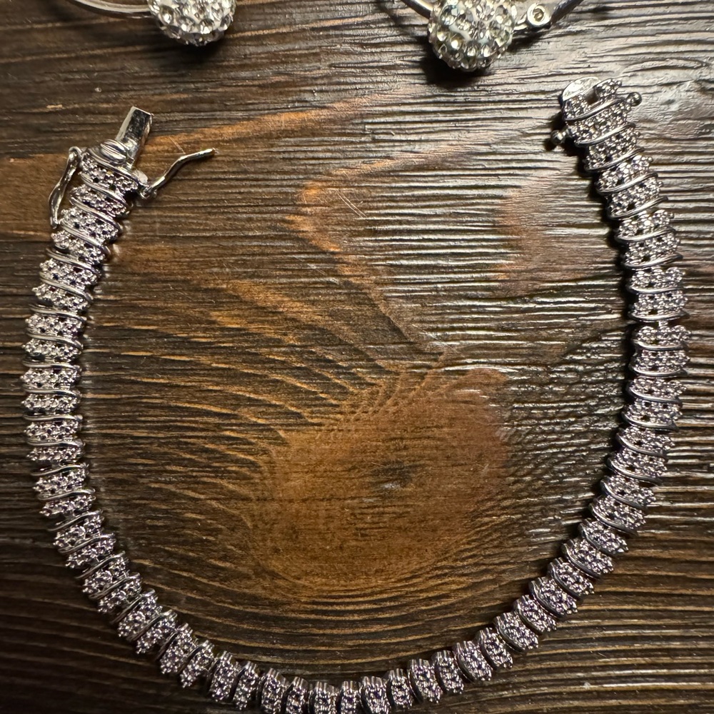 Elegant Silver Bracelet with Crystal Accents